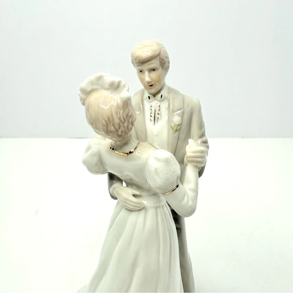 Vintage Bride & Groom Dancing Couple Figurine - Musical and Spins